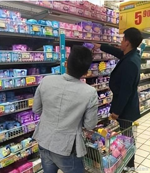 男子给女友买卫生巾遭陌生女子恶意辱骂,让女子道歉,她却放狠话