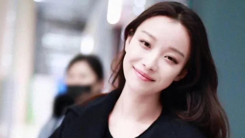 吴京|强吻雷佳音？公共场合整个身体倾斜头歪向吴京，倪妮这样做合适吗