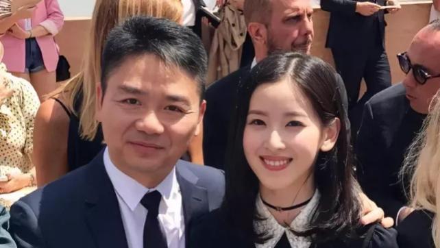 章泽天|怎么想的？性侵案女主角让刘强东身败名裂，长相看不到章泽天尾灯