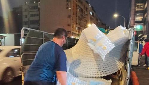 汪小菲|大S床垫被毁坏回收,女记者亲自躺试,处理费3438元由汪小菲买单