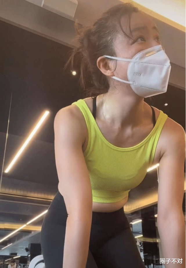 张静初|张静初火辣健身照曝光！因睡导演曾被封杀，今无戏可拍42岁没人爱