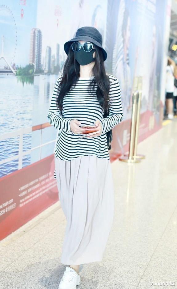 背带裤|柳岩的娇嫩不是装的,粉袖T恤配背带裤,拉下一半挺别致的