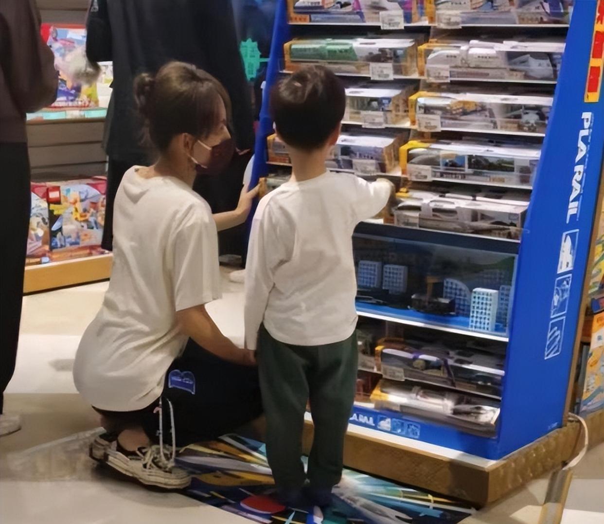 张嘉倪|张嘉倪携大儿子逛街，6岁买子恩不穿鞋逛超市，引发网友热议