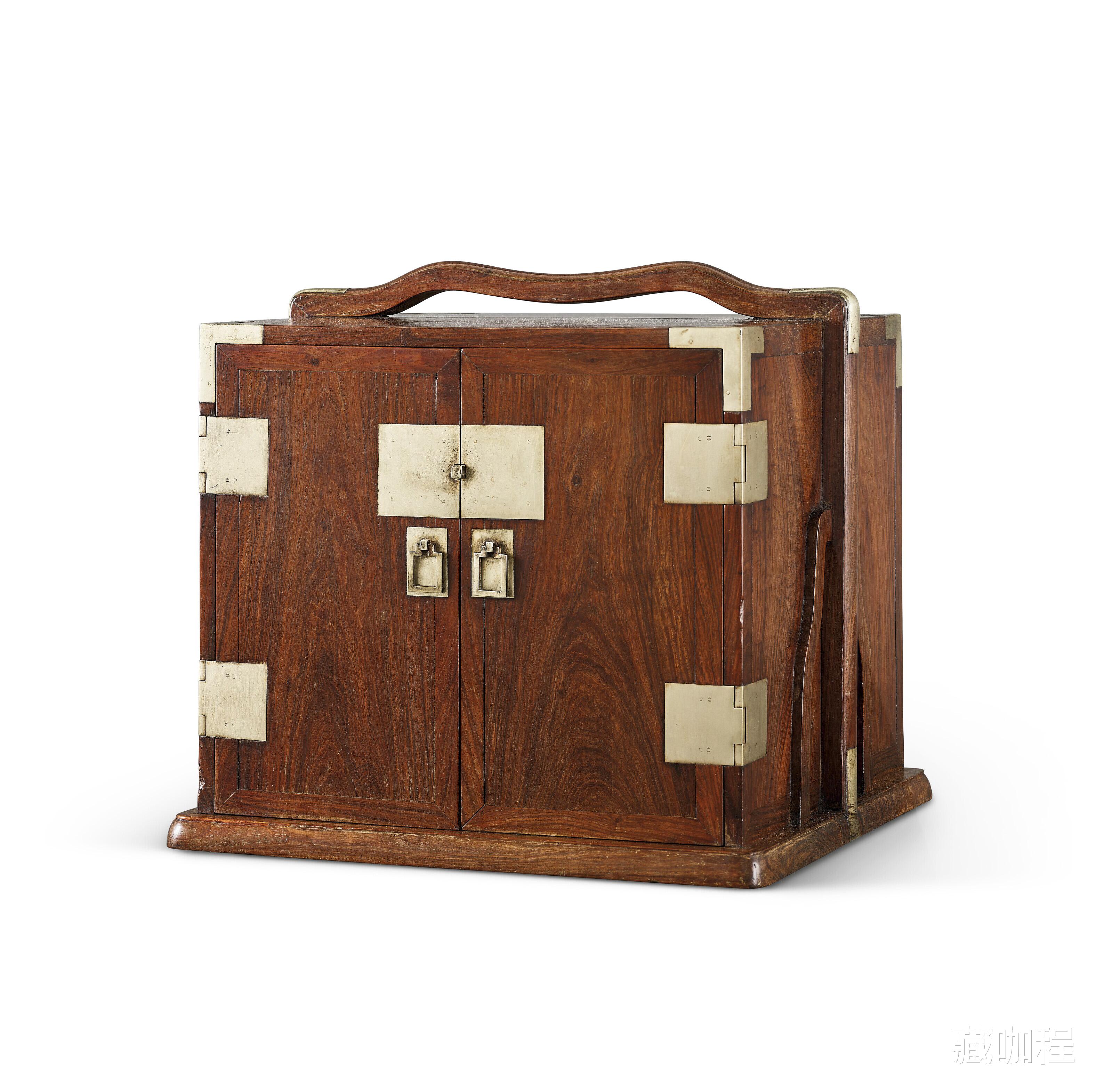 |门扇独板、侧帮两拼,黄花梨扛箱内设三具抽屉