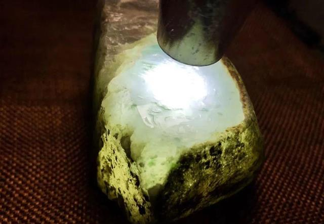 翡翠|翡翠原石为什么要打灯看？看的是什么？