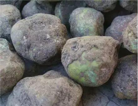 保利|想玩原矿绿松，先搞清楚“蜡皮籽”是什么吧！