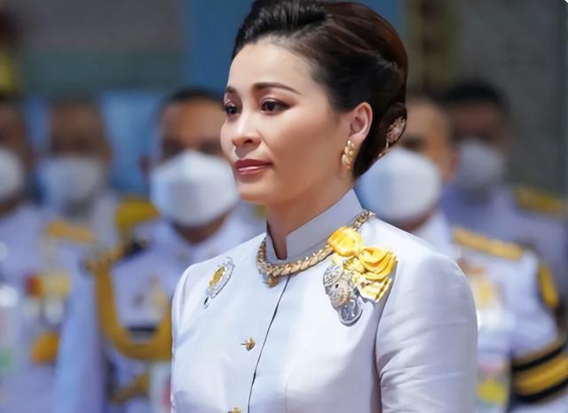 江疏影|西拉米亮相在皇家海报，亲生子嗣同框出镜，储妃定居行宫喜迎重逢