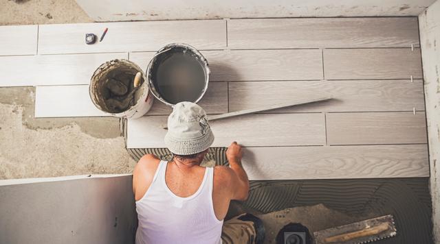 和工人探讨了一下午,才终于搞清楚瓷砖干铺、湿铺和薄贴的区别
