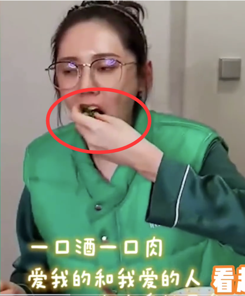 秋瓷炫|一口白酒一口肉，秋瓷炫原谅出轨于晓光后痛哭，从小就被母亲嫌弃