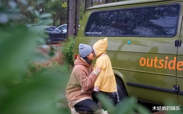 朱丹|朱丹带娃雨天露营，41岁素颜出镜，与女儿贴贴画面温馨美好