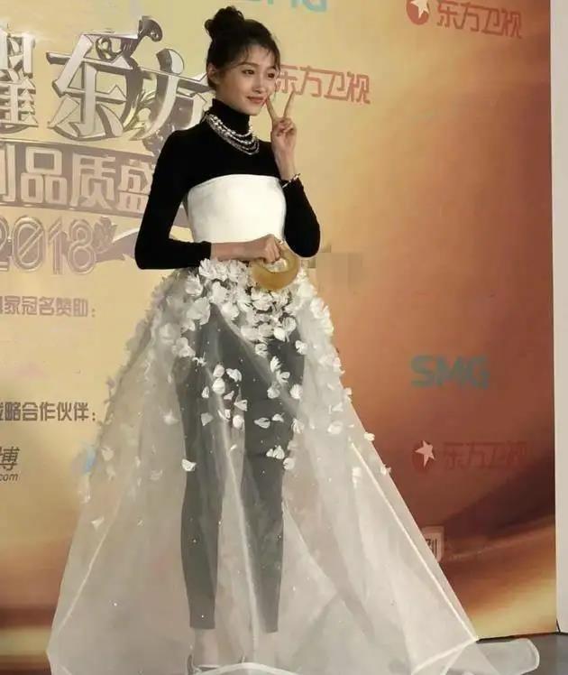 关晓彤|难怪被称为“红毯黑洞”,关晓彤的衣品审美真是让人挠头