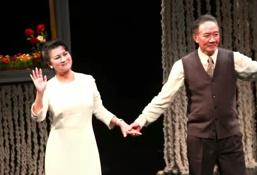 李幼斌|李幼斌与二婚老婆罕同框,50岁史兰芽发福仍美艳,两人牵手秀恩爱