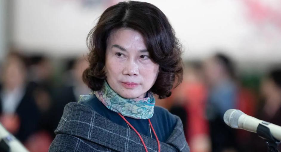 “女强人”董明珠引争议,坦言32年未休假,网友评论堪称人间清醒