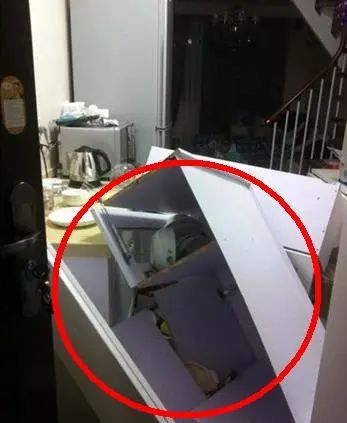 厨房吊柜安装3个月就掉下来砸坏电器？装修师傅说这家被坑惨了？