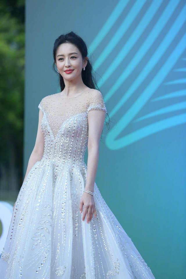 佟丽娅|佟丽娅 一袭白色深V长裙亮相第四海南岛国际电影节