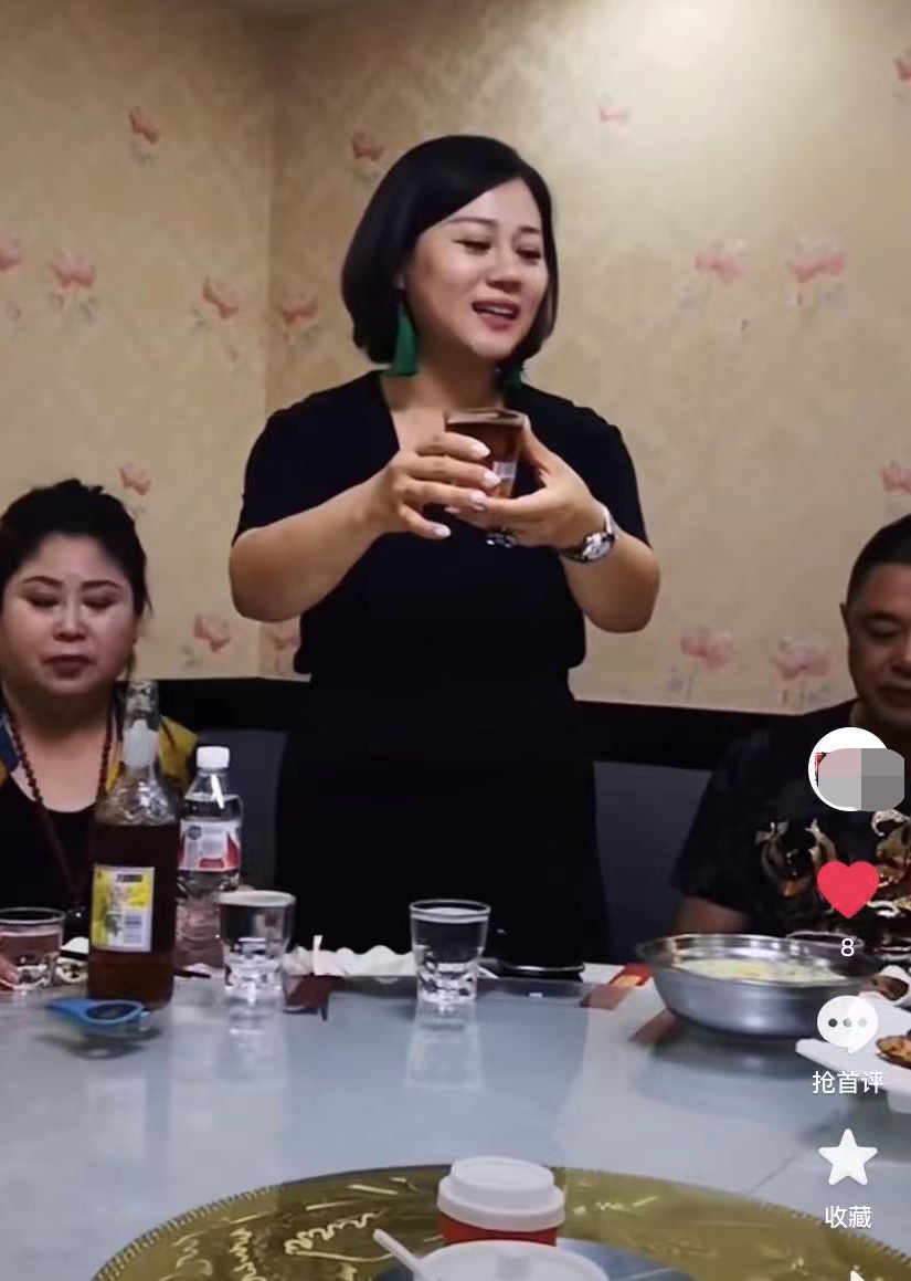 高秀敏|高秀敏独女聚会罕谈妈!喝廉价酒水声音哽咽,戴金表鸽子蛋显发福