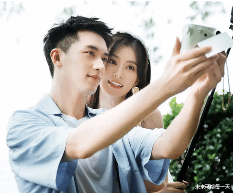 许魏洲|许魏洲与老婆首次合体,张圣樱身材高挑气质非凡,网友:这脸也太长