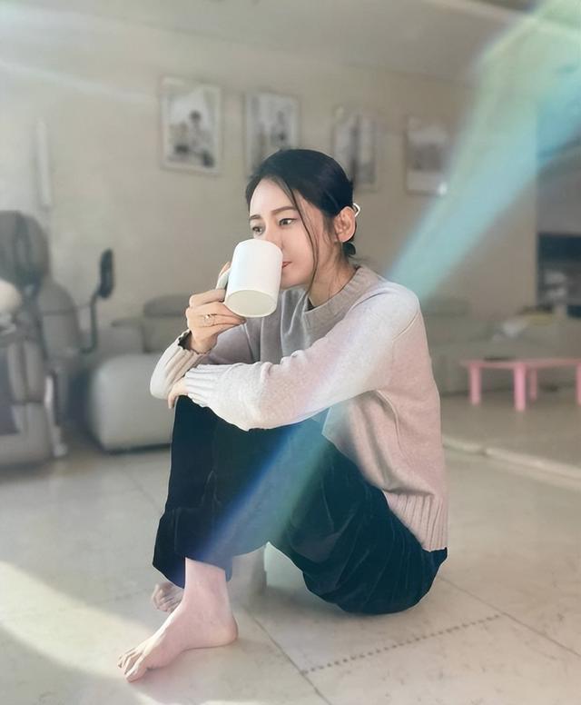 秋瓷炫|43岁秋瓷炫光脚坐地上喝茶，富二代男友疑情变，女方深夜喝酒抹泪