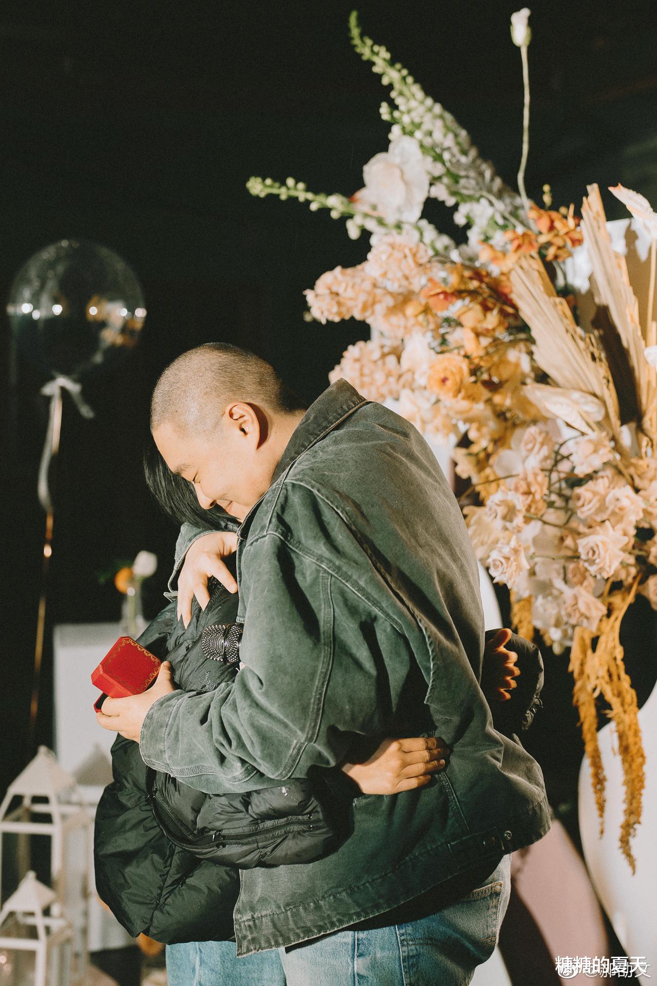 郝劭文|刚结婚就遭遇家暴？郝劭文直播间卖力带货，满脸抓痕红肿一片