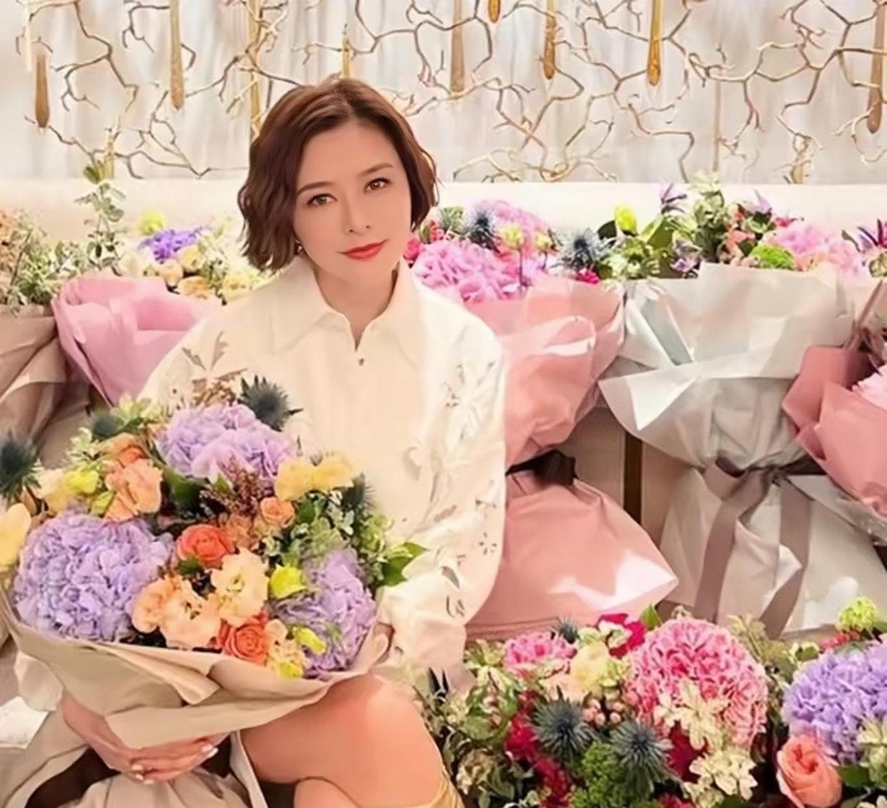 关之琳|大美人关之琳迎60岁大寿!状态冻龄穿搭新潮,脚上金色凉鞋抢镜