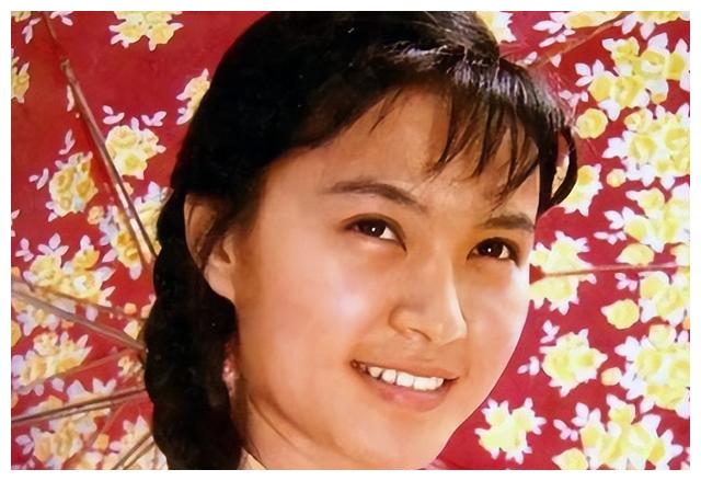 方舒|方舒:捧红屠洪刚后被抛弃,独自抚养两个女儿20年,女儿成其骄傲