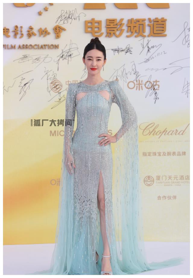 穿衣搭配 金鸡奖红毯女星衣品差距大，7位惊艳4位失败，姚晨关晓彤又穿丑衣