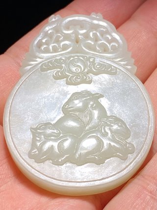 和田玉籽料|清中期 和田玉籽料 白玉 高浮雕 三羊开泰 玉牌 挂件