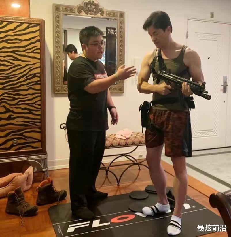 遮瑕 吕良伟儿子个子矮体重快200斤,穿T恤勒出大肚腩,没有爸爸帅气