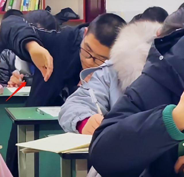考试|一男生考试时小动作不断，好像“隔壁吴老二”，理科生：懂的都懂