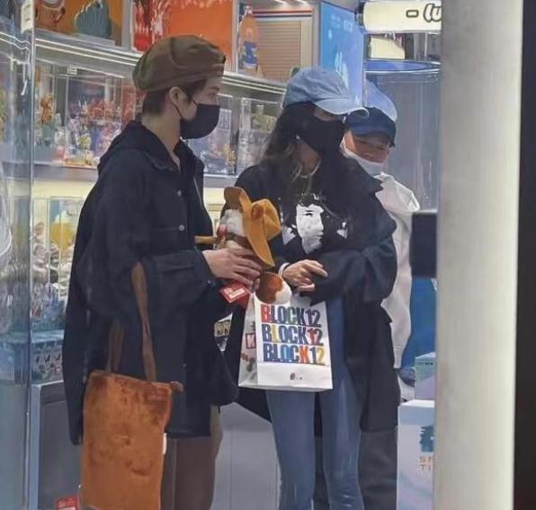 杨幂|杨幂走少女风，和帅哥在抓娃娃，一双腿引人注目