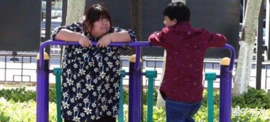 女友太美怕别人抢, 小伙把校花老婆养成330斤, 不能生娃遭婆婆嫌弃