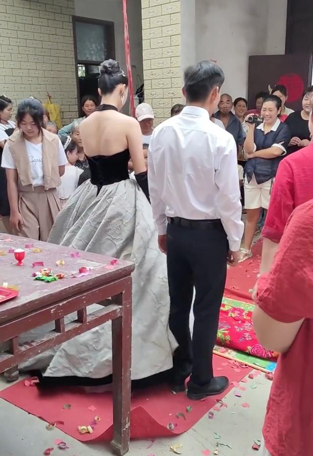 漂亮美女嫁给平庸男子,网友酸意满满,奉劝新郎婚后不要外出打工
