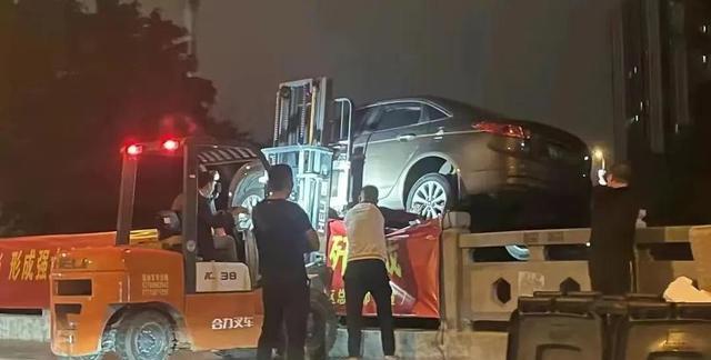 拒绝挪车!47岁男子“将对方汽车扔河里”被抓:或判3年以上!