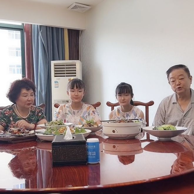 72岁盛海琳为双胞胎女儿庆毕业,中风老公激昂发言
