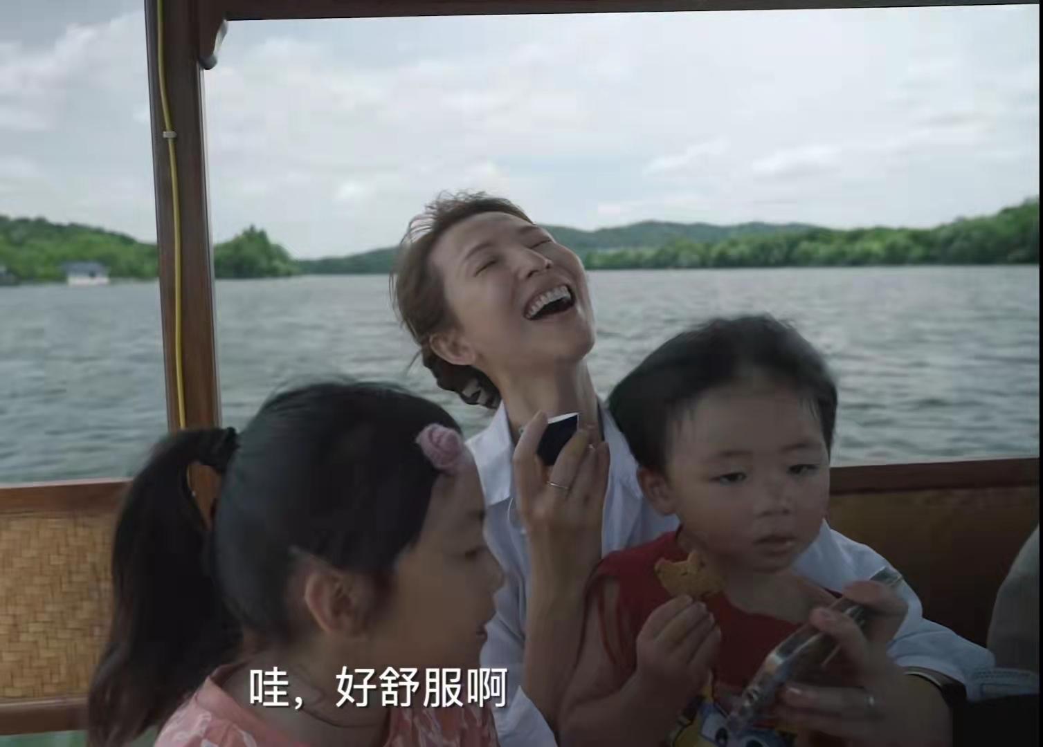 蔡少芬|张晋一家游西湖，蔡少芬纯素颜出镜消瘦憔悴！