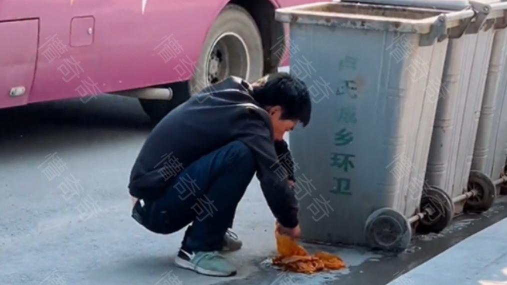 河南：男子独自流浪街头，翻垃圾桶捡食物，“每天等着老婆回来”