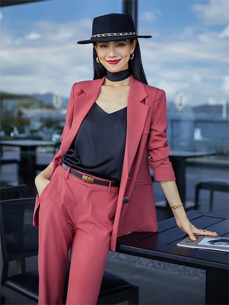 西装|建议职场女性多学学周涛的西装穿搭法则,50岁也能演绎温柔和飒爽 。