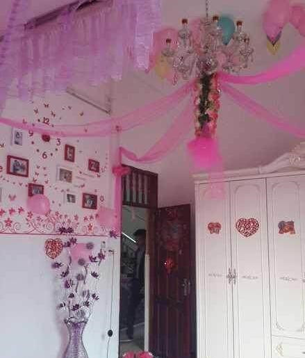 表妹远嫁农村,非把婚房布置成这样,心疼表妹夫,还能好好睡觉吗