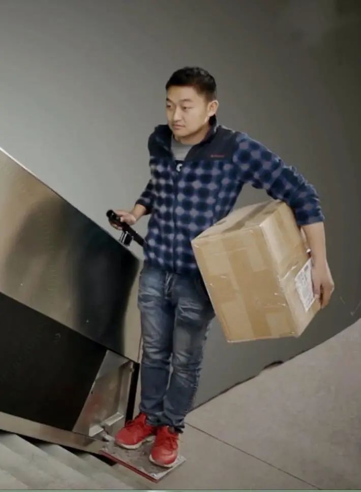 老楼加装电梯太难了!不如装个利民神器,隐形方便,站着直接到家