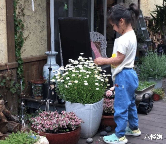 迪丽热巴|汤唯带女儿排队做核酸,打扮朴素低调,5岁Summer又瘦又高
