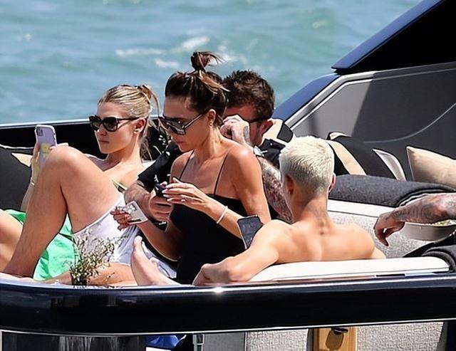 哈珀·贝克汉姆|贝克汉姆一家游艇度假 罗密欧和女友米娅好配 小七继续放飞