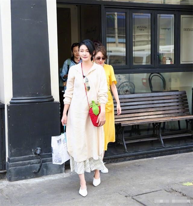穿衣搭配 大S离婚后瘦了不少,穿印花裙配高马尾气质真好,45岁越活越年轻