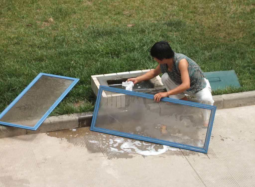 家里的纱窗脏了怎么办?不用拆下来洗,这样擦,灰尘自己掉下来