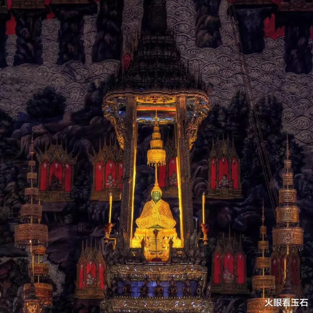 翡翠|身价10亿的翡翠佛像,拥有3套金缕玉衣,泰王亲自更衣