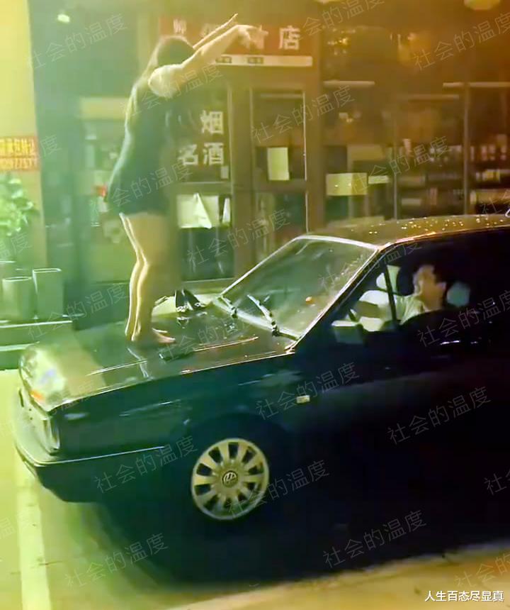 老板娘为了冲业绩当街尬舞,爬上车头喊哥哥,一个星期没开张了