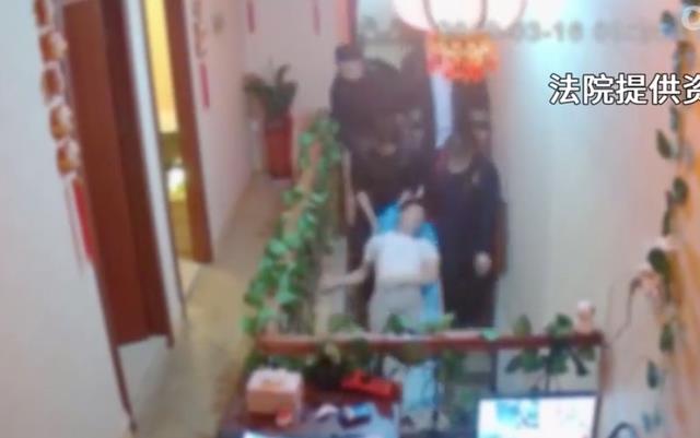 2019年,23岁小伙半夜去按摩,30分钟后被抬出来,父母怀疑不正规