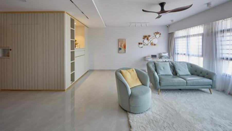 110㎡房子，入户就有个储物间，沙发不靠墙，后方刚好办公喝茶