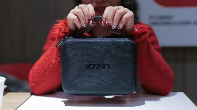 充电器|职业摄影师最想要的充电器！XTAR SN4全能相机充电器上手！