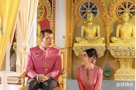 诗妮娜|王室海报惊现诗妮娜下跪，贵妃彻底认输，盼望泰王能心软