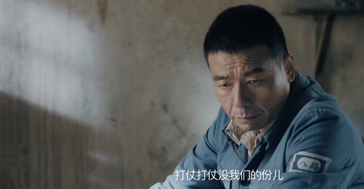 李云龙|新《亮剑》上线，秀芹纹眉我忍了，李云龙穿西服打领带实在忍不了